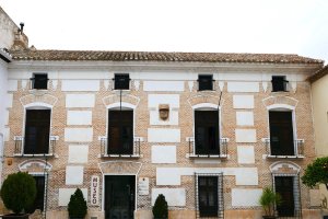 Fachada e interior del Hospital Real, sede del Museo.