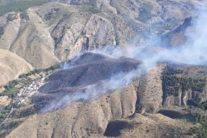 Los bomberos del Plan Infoca se las vieron con \"pendientes de vértigo\" en el paraje El Angosto.