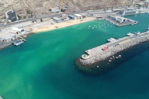 El nuevo fondeadero pesquero y de recreo cuyas obras están prevista que finalicen en los próximos días con los pantalanes prefabricados.