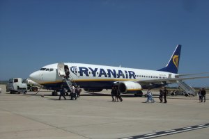 El primer vuelo internacional llega en un avión de Ryanair.