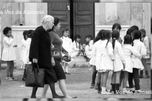 Hace 50 años la ciudad estaba llena de niños. En la foto: niñas del colegio de la calle del Muelle jugando en el recreo