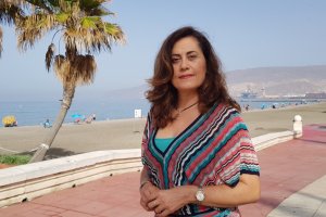 Carmen Aguilar, concejal del Grupo Municipal Socialista en el paseo marítimo