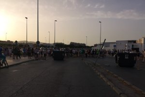 Los vecinos han cortado la calle con contenedores y vallas.