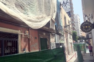 Los trabajos de demolición del viejo edificio ocuparán toda la manzana desde la calle Sócrates hasta Conde Ofalia.