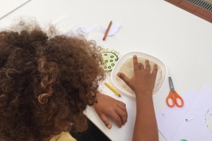 Manualidades con el virus como tema.