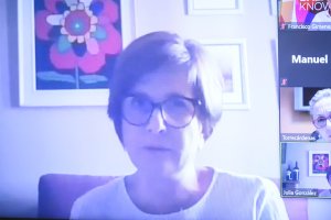 Julia González, médico y la directora del centro de Mayores de Íllar.