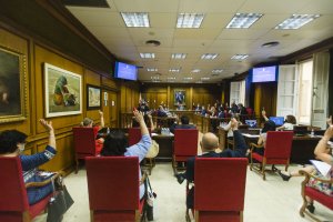 Votación del primer pleno presencial que se realiza desde el inicio de la crisis sanitaria del Covid-19
