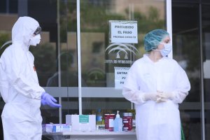 Profesionales sanitarias toman muestras para test del coronavirus.