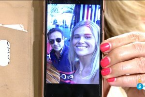 Lydia Lozano muestra la fotografía de la pareja.