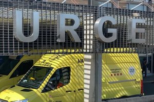 Una ambulancia en el área de urgencias del Hospital Universitario Arnau de Vilanova de Lleida.