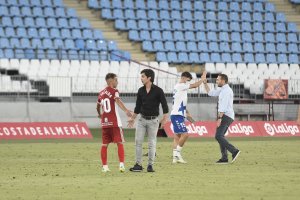 La imagen del final del partido con Mario Silva tocado y Rubén Baraja feliz.