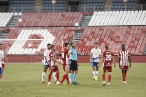 momento en el árbitro vasco Gorka Sagués Oscoz muestra la tarjeta roja después de revisar la jugada en el VAR.