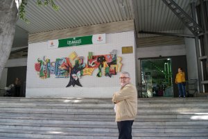 Ginés Parra a las puertas del Mercado de Los Ángeles