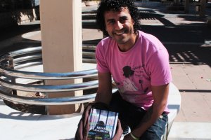 J. M. Martínez Almécija con su poemario ‘Rejas’. / Foto; Juliana A. V.