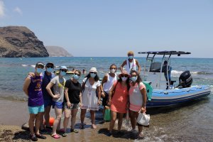 Turistas de Extremadura, Madrid y Cantabria de ruta por las calas del Parque Natural.
