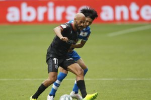 Mikel Rico proteja la pelota presionado por Gaku.