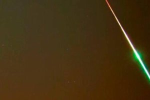 Una roca procedente de un asteroide impacta contra la atmósfera generando una impresionante bola de fuego sobre el sur del país.