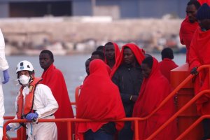 Los migrantes reciben una primera atención al llegar al Puerto de Almería.