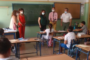 Antonio Jiménez, visita el CEIP Ave María del Quemadero para conocer cómo se está desarrollando el Programa de Refuerzo Estival en este centro.