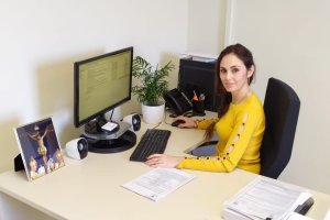 La concejal de Vox Rosa María Martín, en su despacho, en una imagen de Vox El Ejido.