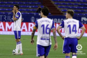 Los jugadores del Real Zaragoza hundidos tras la derrota.