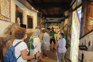 Los mayores se van de senderismo nocturno.