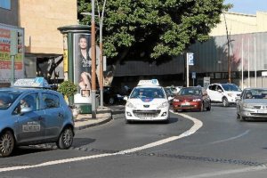 Vehículo de autoescuela durante una clase.