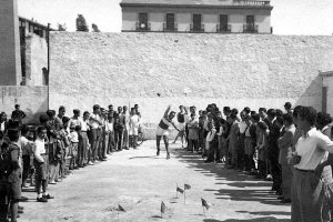 el solar de la terraza Apolo, donde hoy se levanta el Gran Hotel, fue escenario deportivo y de atracciones de feria en los años de la posguerra.