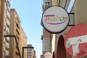 Cartelería uniforme en todos los comercios de la calle