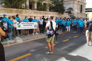 Concentración de pescadores de arrastre en la calle Arapiles.