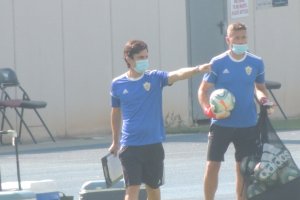 Mario Silva dando instrucciones en el entrenamiento de ayer.