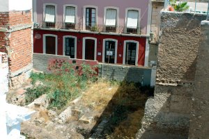 Solar de la Calle Arráez, sin ningún tipo de mantenimiento a pesar de ser propiedad del Ayuntamiento de Almería.