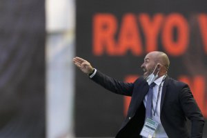 Paco Jémez durante el Rayo Vallecano-Numancia.