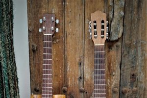 El artesano diseña y elabora instrumentos musicales y objetos decorativos.