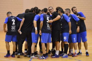 El entrenador azulino haciendo piña con sus jugadores.