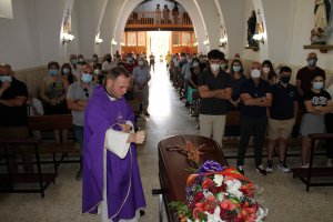 El párroco oficiando el responso por el alma de Araceli Nieto.