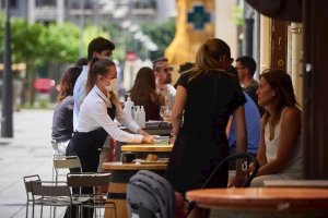 Las terrazas de Huércal de Almería seguirán ampliadas todo el verano.