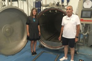 La marmita  principal de la fábrica junto a la que se ven Matías Gómez y Ana Belén Guevara.