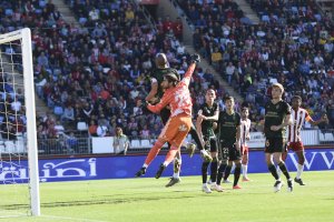 La Ponferradina ganó en el Mediterráneo en la primera vuelta (2-3).