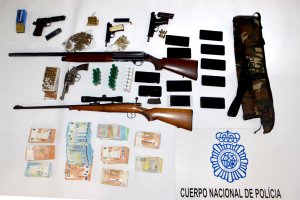 Intervenidas tres pistolas y un revólver con los números de serie borrados, una escopeta, un rifle, y cerca de 60.000 euros en metálico