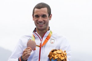 Jairo Ruiz con la medalla conquistada en los Juegos de 2016.