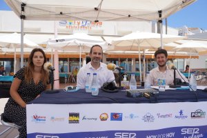 La edil de Turismo y Comercio, Isabel Hernández, junto al alcalde de Carboneras José Luis Amérigo y el presentador del ‘Hoy por hoy’ Guillermo Mirón.