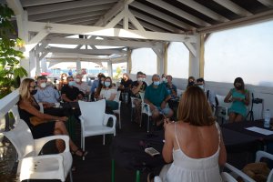 Ana González se dirige a los miembros de la Asociación durante la reunión.