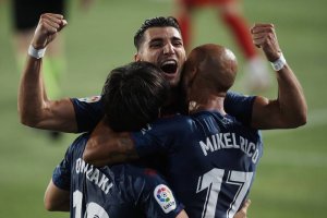 Rafa Mir celebrando uno de los goles al Numancia.