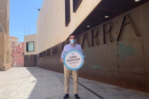 Carlos Sánchez, junto al Museo de la Guitarra.
