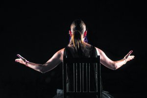 Sonia miranda  en un momento álgido de su cautivadora interpretación de los poemas de Valente. Foto de Antonio Jesús García.