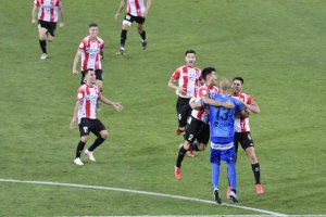 Los jugadores se abrazan al portero Miño tras detener un penalti.