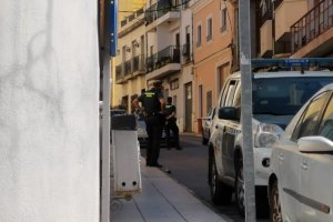 La Guardia Civil custodia un edificio en Berja donde había una persona contagiada.
