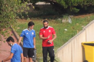 El Assy hablando con Mario Silva antes del entrenamiento.