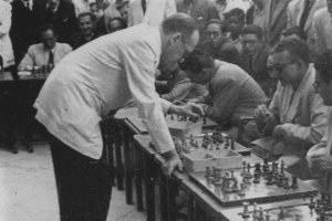 Alkhine se dispone a hacer su jugada en el tablero de José María Artero García